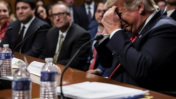 Ini juga foto yang dihasilkan kecerdasan buatan, di mana Trump menghadapi proses pengadilan. Foto-foto tersebut viral saat dewan juri Manhattan menimbang apakah akan mendakwa Trump sehubungan dengan perkara uang suap yang dibayarkan kepada bintang porno Stormy Daniels pada 2016, agar ia tutup mulut atas hubungan mereka. Foto: Twitter @EliotHiggins