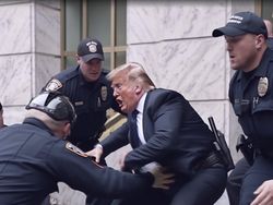 Foto AI Realistis Donald Trump Ditangkap dan Mendekam di Penjara