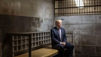 Foto AI Realistis Donald Trump Ditangkap dan Mendekam di Penjara