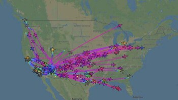 Ini adalah penampakan jet pribadi yang meninggalkan Arizona setelah acara Super Bowl, laga final American Football. Banyak orang super kaya yang menonton ya. Foto: Logical_Scientist221 via Bored Panda