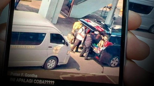 Foto viral di internet, Toyota Alphard dan mobil Bea Cukai masuk apron bandara. (Yogi Ernes/detikcom)