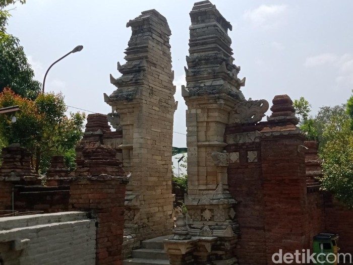 Gapura model Candi Bentar atau masa Hindu di makam Sunan Pandanaran, Paseban, Bayat, Klaten, Jumat (24/3/2023).