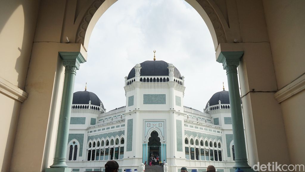 Gaya Arsitektur Masjid Raya Al-Mashun di Medan.