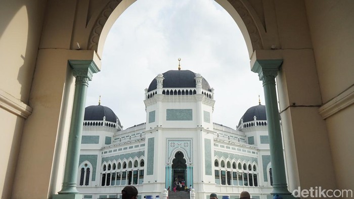 Gaya Arsitektur Masjid Raya Al-Mashun di Medan.