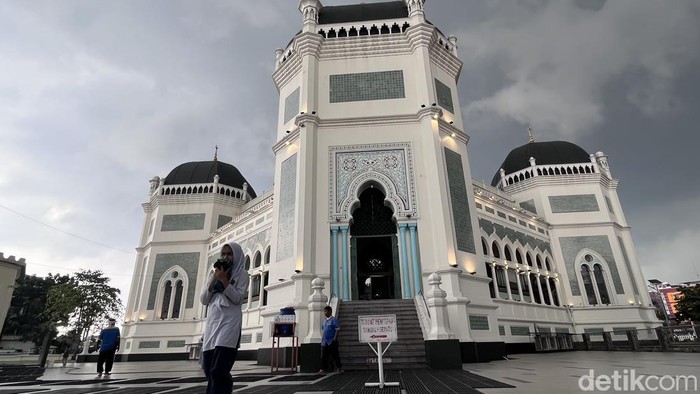 Gaya Arsitektur Masjid Raya Al-Mashun di Medan.
