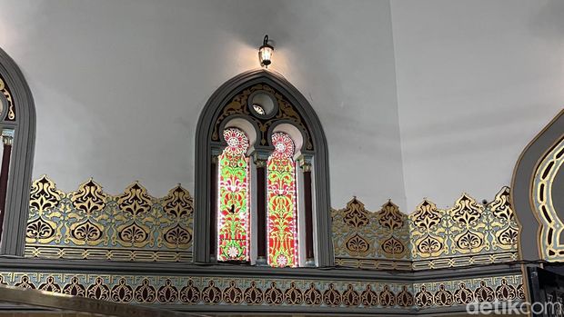 Gaya Arsitektur Masjid Raya Al-Mashun di Medan.