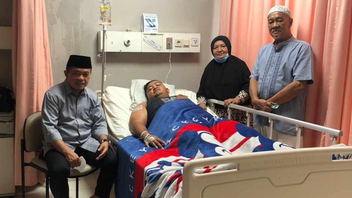Gubernur Jambi Al Haris saat menjenguk wartawan yang dibacok di RS. (Foto: Istimewa)