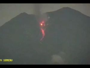 Semeru Luncurkan Guguran Lava Pijar Sejauh 2 KM