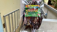 Bagi yang tertarik mencoba ikan asap tradisional ini bisa cek Instagram @minahasopeluk.  Foto: detikFood