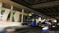 Kini halte ini terintegrasi dengan stasiun LRT Jabodebek.