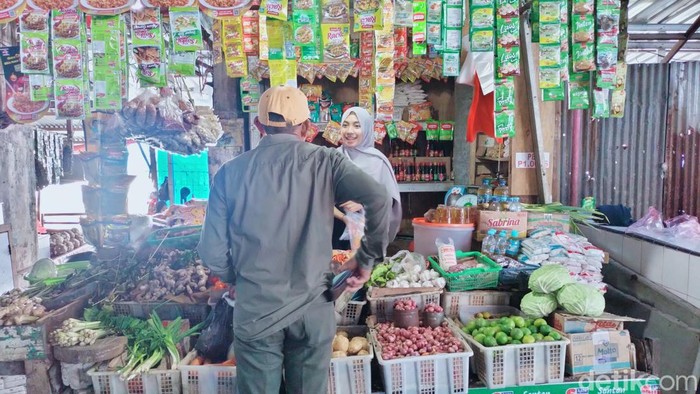 Harga sejumlah kebutuhan pokok di Pasar Pabaeng-baeng, Makassar mulai mengalami kenaikan di awal Ramadan.