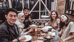 Momen Romantis Ifan Seventeen dan Istri Saat Makan Steak hingga Pizza