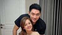 Ifan dan Citra Monica melangsungkan pernikahan mereka pada 29 Mei 2021. Ini adalah pernikahan kedua untuk Ifan. Mereka kerap menunjukkan keromantisan saat kulineran. Foto: Instagram @ifanseventeen