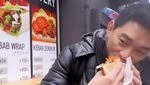 Momen Romantis Ifan Seventeen dan Istri Saat Makan Steak hingga Pizza