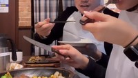 Tak hanya kebab, tapi Ifan dan Citra juga menikmati steak di salah satu restoran. Steak itu dinikmati bersama nasi oleh keduanya. Foto: Instagram @ifanseventeen