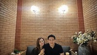 Momen makan pasangan ini juga terlihat di restoran Indonesia. Mereka tampak menyantap sop buntut dan steak yang lezat.Foto: Instagram @ifanseventeen