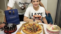Ifan dan Citra Monica juga pernah membagikan momen ulang tahun. Hadir banyak makanan, ada kue ulang tahun hingga pizza dengan topping extravaganza. Foto: Instagram @ifanseventeen