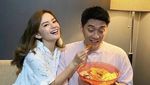 Momen Romantis Ifan Seventeen dan Istri Saat Makan Steak hingga Pizza