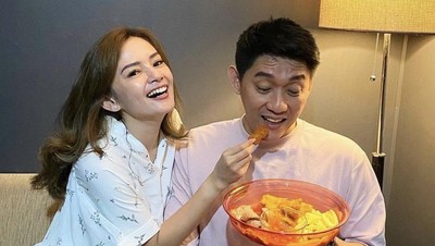 Momen Romantis Ifan Seventeen dan Istri Saat Makan Steak hingga Pizza
