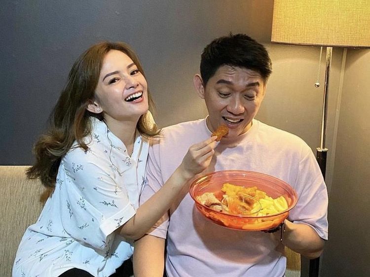 Momen Romantis Ifan Seventeen dan Istri Saat Makan Steak hingga Pizza