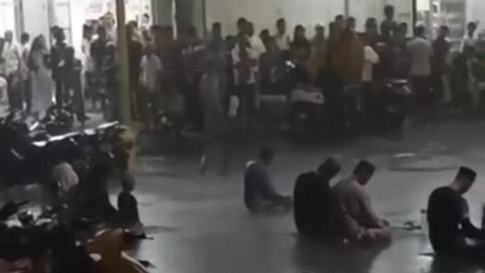 Jemaah masjid Albanjar di Kota Parepare, Sulawesi Selatan tetap khusyuk salat meskipun diguyur hujan.