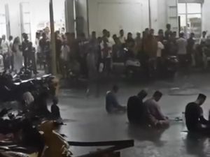 Viral Warga Parepare Tetap Khusyuk Salat Tarawih Meski Diguyur Hujan