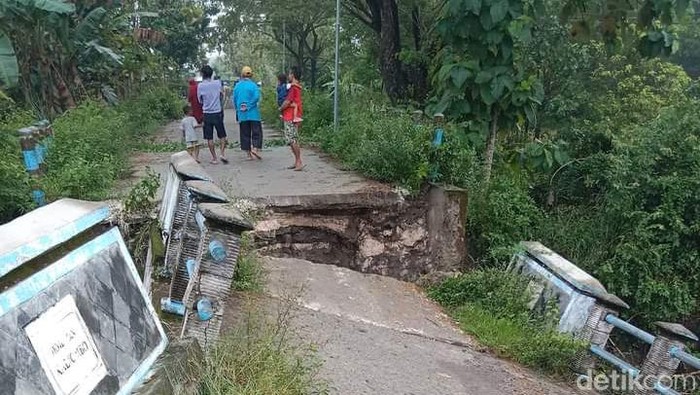 Jembatan di Desa Kaliombo Rusak udai tergerus arus sungai akibat hujan deras