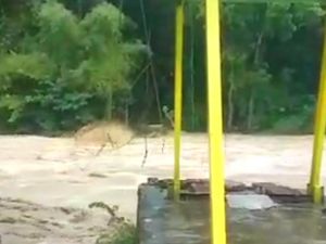 Jembatan Gantung Penghubung 2 Desa di Ciamis dan Kuningan Ambruk