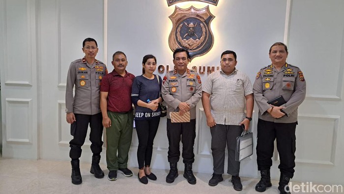 Kapolda Sumut, Irjen Panca Putra Simanjuntak saat bertemu keluarga Bripka AS
