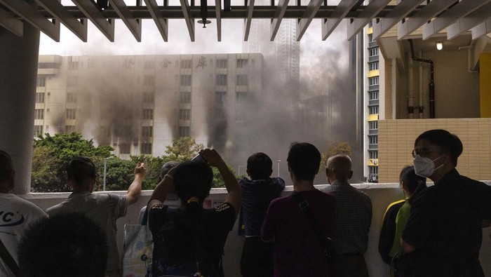 Kebakaran Landa Gudang di Hong Kong Kebakaran melanda gudang di distrik Kowloon, Hong Kong, Jumat (24/3/2023) waktu setempat. Belum diketahui penyebab kebaran tersebut.