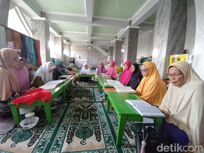 Kegiatan di Pondok Pesantren Sepuh Putri Masjid Agung Payaman Magelang, Sabtu (25/3/2023).