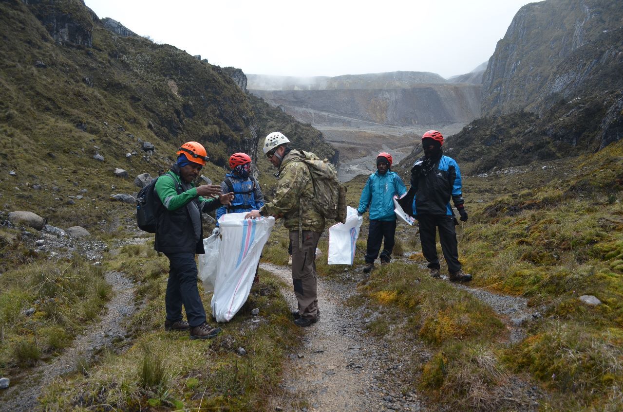 Kegiatan sadar wisata, bersih-bersih di Timika-Carstensz