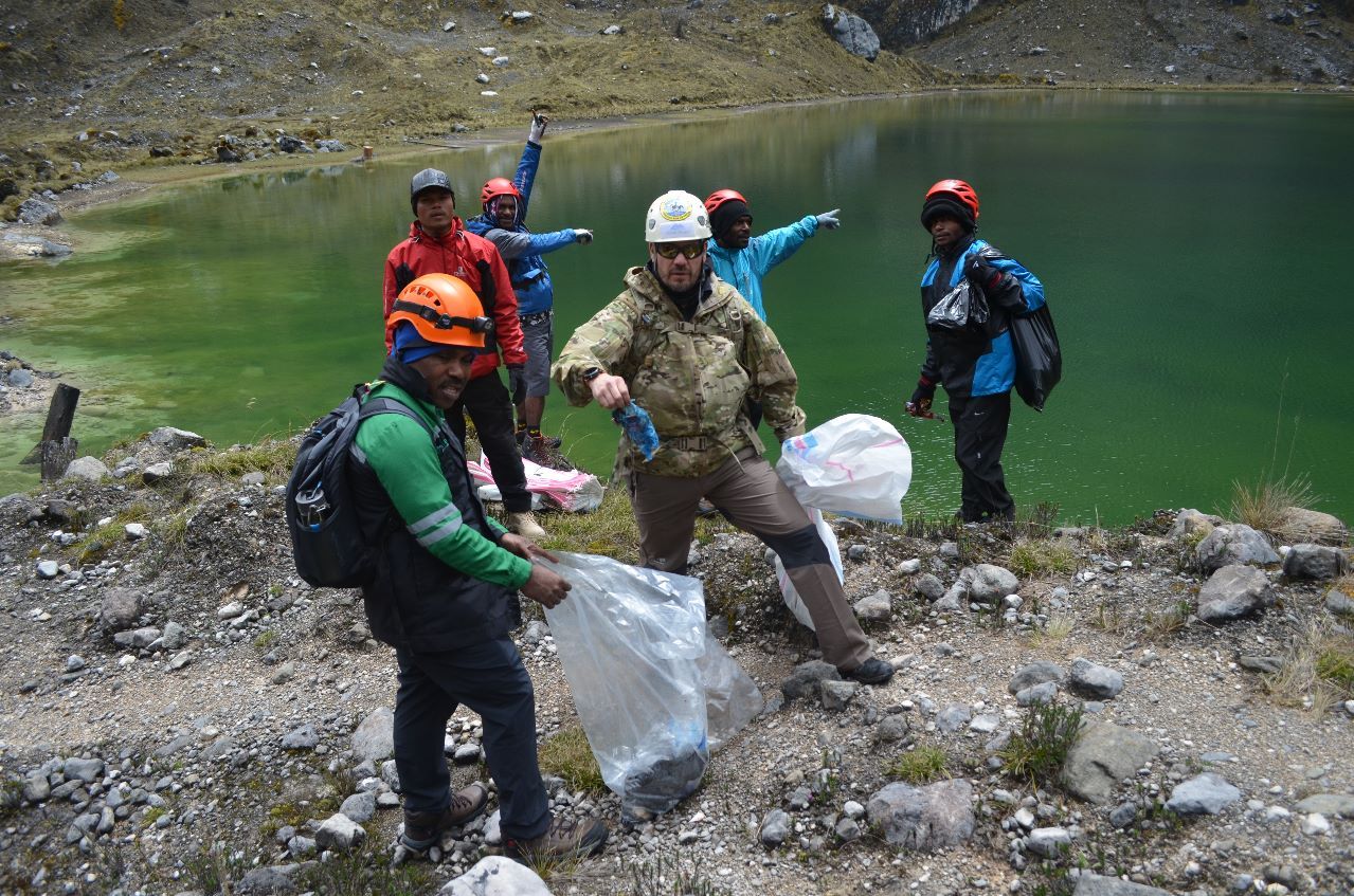 Kegiatan sadar wisata, bersih-bersih di Timika-Carstensz