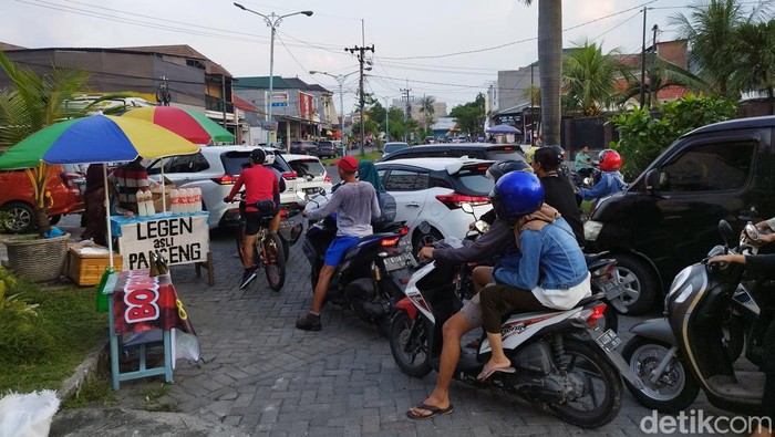 Kemacetan di Gresik Kota Baru pada sore hari