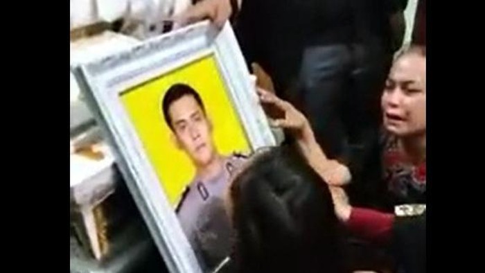 Kematian Bripka AS, oknum Satlantas Polres Samosir yang terlibat penggelapan pajak kendaraan senilai Rp 2,5 miliar masih menyisakan kejanggalan bagi keluarga. Keluarga menduga ada sejumlah hal yang janggal dengan kematian Bripka AS yang bunuh diri dengan menenggak racun sianida.
