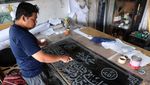 Ramadan Bawa Berkah Bagi Perajin Kaligrafi Kaca