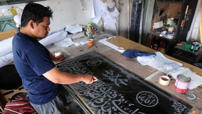 Perajin menyelesaikan pembuatan kaligrafi berbahan kaca di Sanggar Seni Gavenry, Sandon, Secang,, Magelang, Jateng, Sabtu (25/3/2023). Perajin menuturkan setiap bulan Ramadhan pesanan hiasan kaligrafi kaca patri, grafir kaca dan sanblast kaca meningkat hingga dua kali lipat. ANTARA FOTO/Anis Efizudin/rwa.