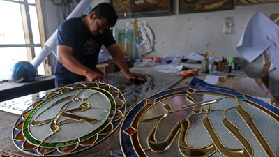 Ramadan Bawa Berkah Bagi Perajin Kaligrafi Kaca