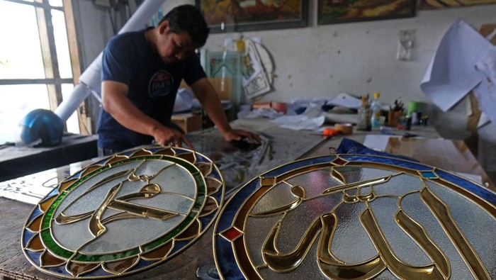 Perajin menyelesaikan pembuatan kaligrafi berbahan kaca di Sanggar Seni Gavenry, Sandon, Secang,, Magelang, Jateng, Sabtu (25/3/2023). Perajin menuturkan setiap bulan Ramadhan pesanan hiasan kaligrafi kaca patri, grafir kaca dan sanblast kaca meningkat hingga dua kali lipat. ANTARA FOTO/Anis Efizudin/rwa.