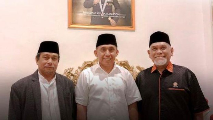 Ketua DPW PKS Sulsel Amri Arsyad (kanan) dan Andi Muhammad Bau Sawa Mappanyukki (tengah).