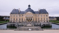 Potret pengantin baru Kevin Sanjaya dan Valencia Tanoesoedibjo berlatar gedung indah di Paris. (Foto: dok. Instagram @valenciatanoe)