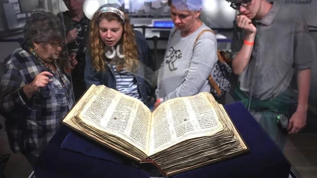 Kitab Ibrani Terlengkap dan Tertua Dipajang di Israel Sebelum Dilelang