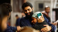 Raut kebahagiaan terpancar di wajah migran usai diselamatkan ke kapal Geo Barents. 