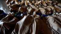 Mayoritas dari mereka tampak kedinginan. Begitu dievakuasi ke kapal, mereka langsung diberi selimut untuk melawan hawa dingin.