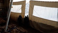 Kapal yang digunakan untuk mengevakusi migran itu dioperasikan oleh Medecins Sans Frontieres (Doctors Without Borders).
