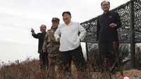 Kim Jong Un tampak tersenyum saat menyaksikan langsung uji coba rudal Korea Utara. 