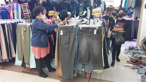 Lapak baju bekas impor di Pasar Senen, Jakarta Pusat (Jakpus).