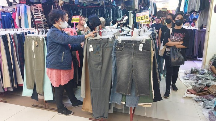Lapak baju bekas impor di Pasar Senen, Jakarta Pusat (Jakpus).