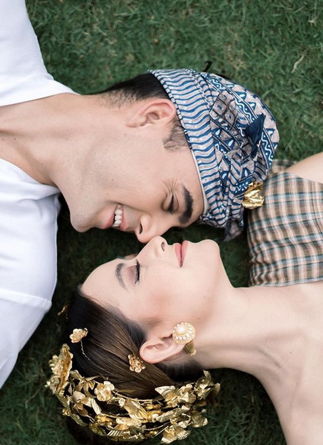 Potret romantis keduanya. Berpose tiduran di rumput, foto close up mereka ini penuh dengan makna. Foto: dok. Instagram