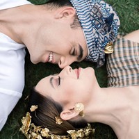 Potret romantis keduanya. Berpose tiduran di rumput, foto close up mereka ini penuh dengan makna. Foto: dok. Instagram